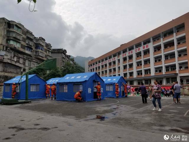 组图:宜宾珙县中学安置点救灾帐篷搭建完毕