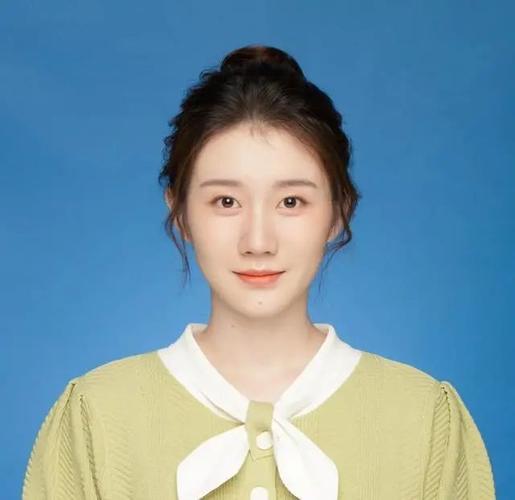 在拍证件照时选择高马尾,丸子头的造型,把头发梳起来可以很好的修饰