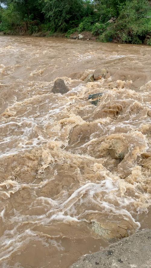 泰山山脉,河涌湍急,水流汹涌,河水漫过公路