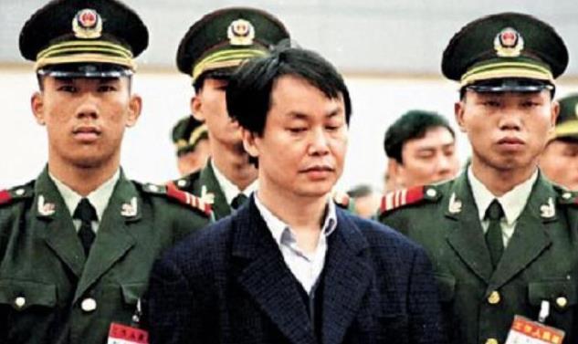 原创"悍匪"张子强手下,在老家建6栋别墅,儿子18岁生日送300万奔驰