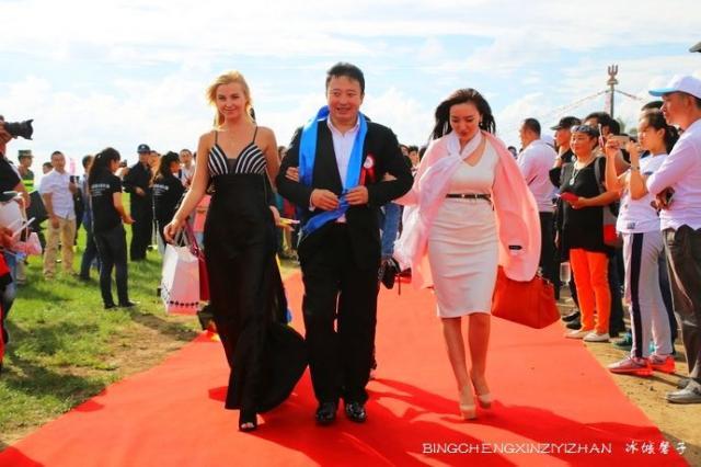 叫声 抓紧时间赶快和马群合个影,美女美景的完美结合 马洪祥董事长说