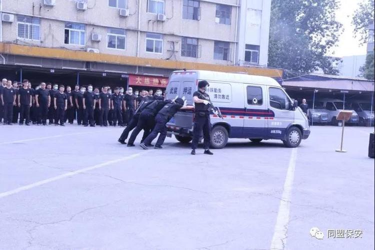 河南同盟押运大队组织开展运钞车涉水时的处置演练