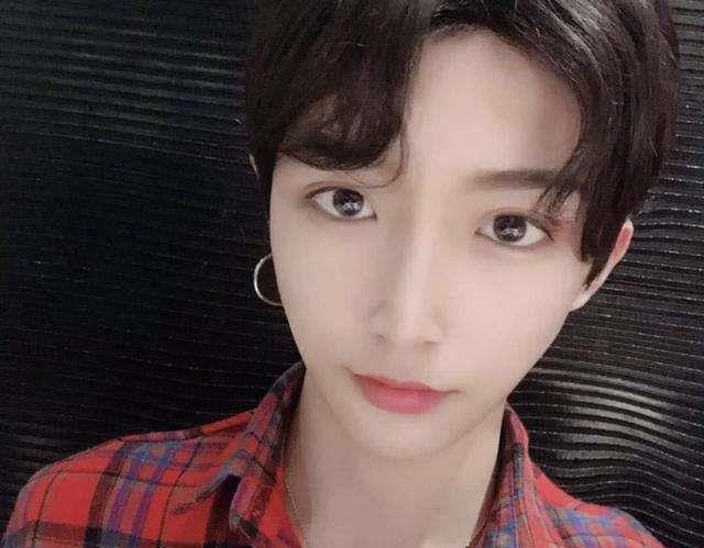 抖音里的女装艾比甜美可爱换回男装的他还能帅气十足