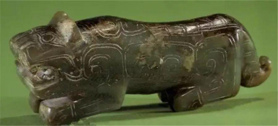西周玉虎为扁平体,昂首,圆口,身细长,装饰简朴.
