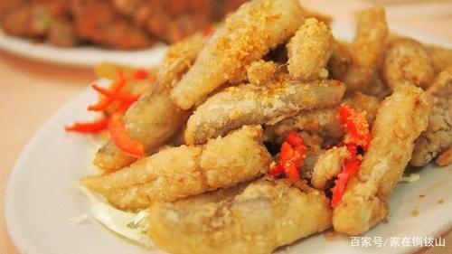 做一盘美味的椒盐龙头鱼,外皮酥脆,入口即化,隔壁小孩都馋哭了