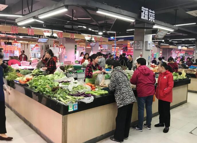 菜贩与前来买菜的人熟络的话家常