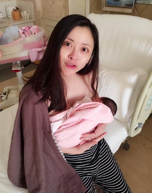 给娃喂奶,公公不知回避还紧盯着看,遇到这种情况该怎么办?