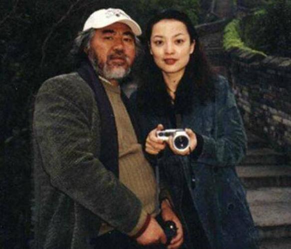 69岁张纪中与小孩玩耍,孩子真实身份引热议,曾为离婚掏3亿家产