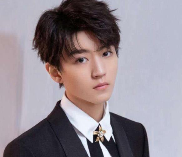 继王俊凯"锡纸烫"走红,易烊千玺解锁"凤凰头",帅出新