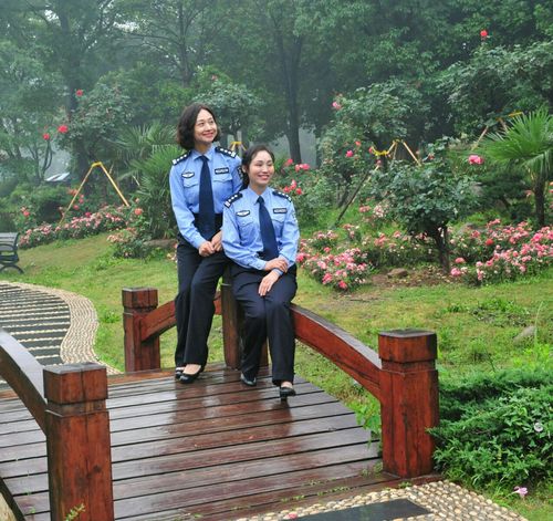 铿锵玫瑰惊落雁 警花柔情羞沉鱼