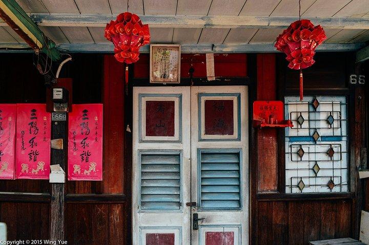 据说门口有"天官赐福"的香火盒便是福建人的宅子