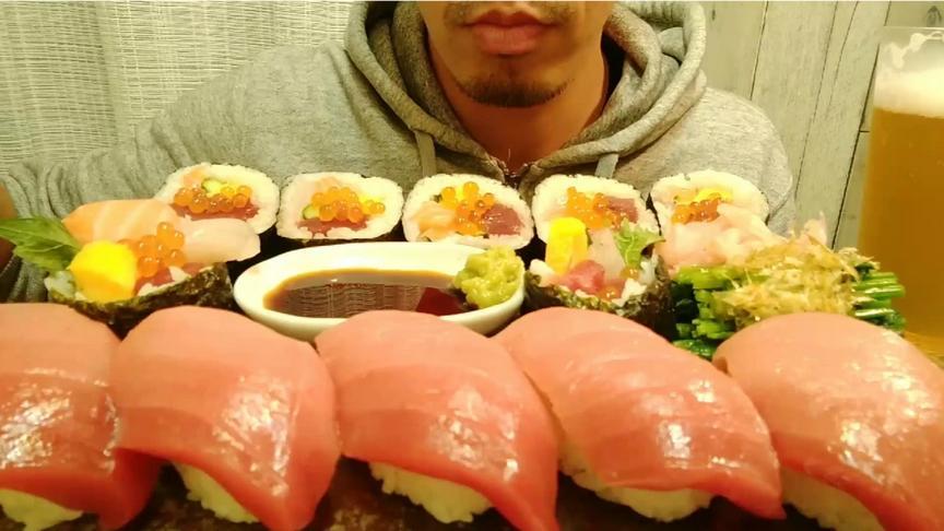 帅气吃货小哥,吃辣面条,配上五花肉,大块吃肉太馋人了