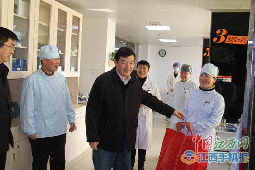 南昌大学党委书记胡永新走访慰问口腔医院医务人员