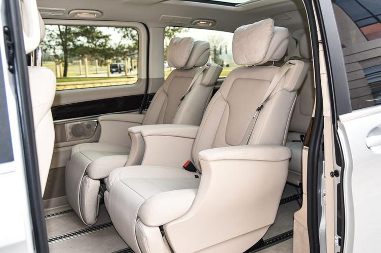 奔驰v级座椅空间 星徽银