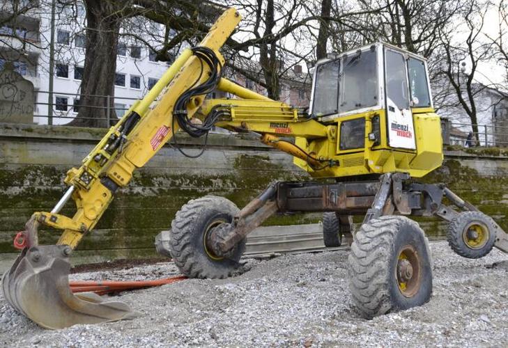 各种液压缸使全能型挖掘机能够适应任何地形的车轮和支撑