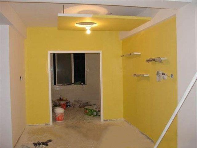 墙面装饰材料主要有乳胶漆和壁纸,最近几年也新流行的硅藻泥,到底选择