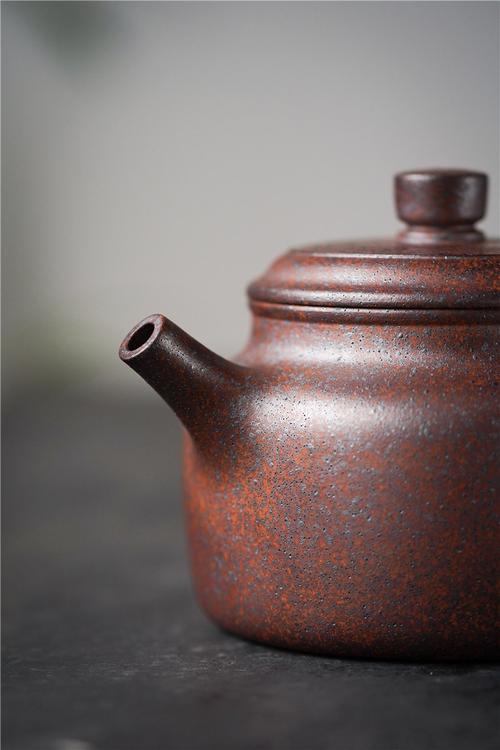 德钟壶,由清代紫砂巨匠邵大亨所创,是光素造型砂壶中的佳器之一,简洁