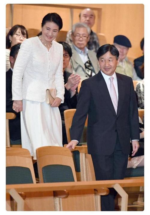 日本雅子皇后穿着具有个性的闪耀彩色时装 出席观赏音乐会