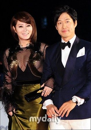 韩女星金惠秀红毯泄「传说g奶」 仅用羽毛遮胸前两点