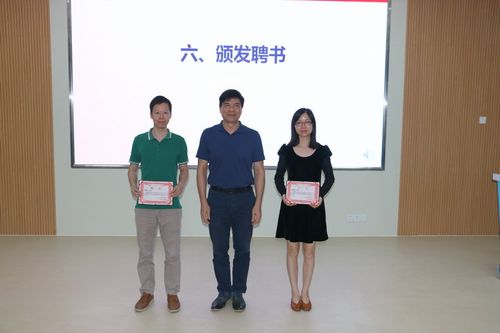 郑玉良副校长为朱敏华,张鹏飞两位校医颁发红十字会指导教师聘书