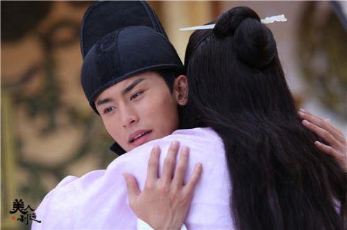 《美人制造》热播 张哲瀚米热基情拥抱嗨翻观众