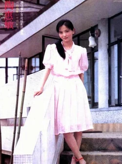 丈夫商庆敏是一名普通的民舞课老师,两人一直相爱不已,让人羡慕.