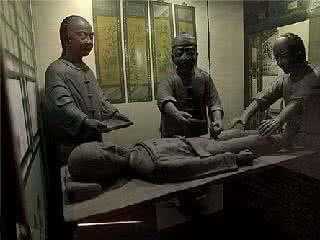 古代太监是如何阉割净身的, 又是怎么小便的?