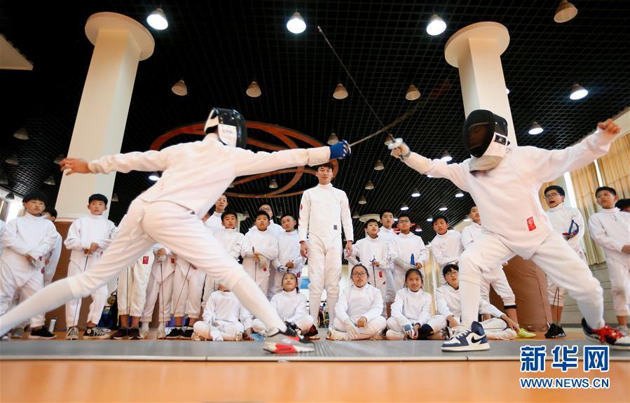 击剑课堂进校园小小剑客展英姿