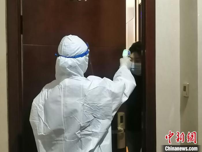沈阳市第四人民医院防疫医疗队成员为密接者量体温. 李晛 摄