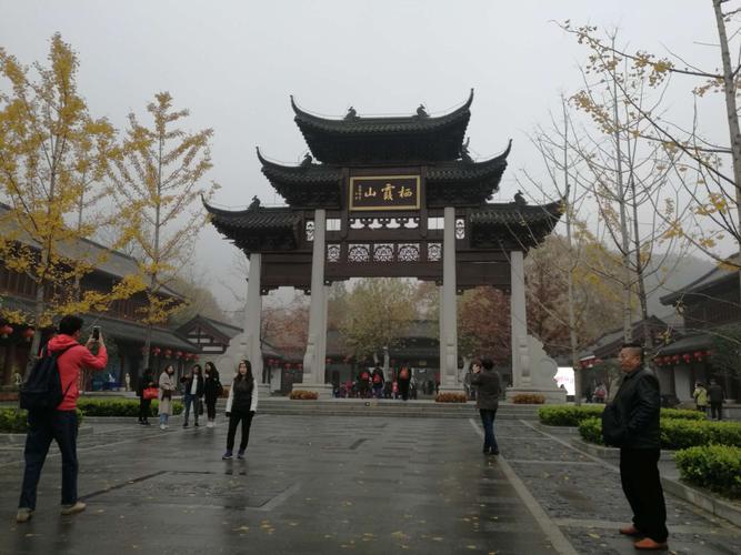 栖霞山景区大门,零星小雨使山林湿漉漉的.