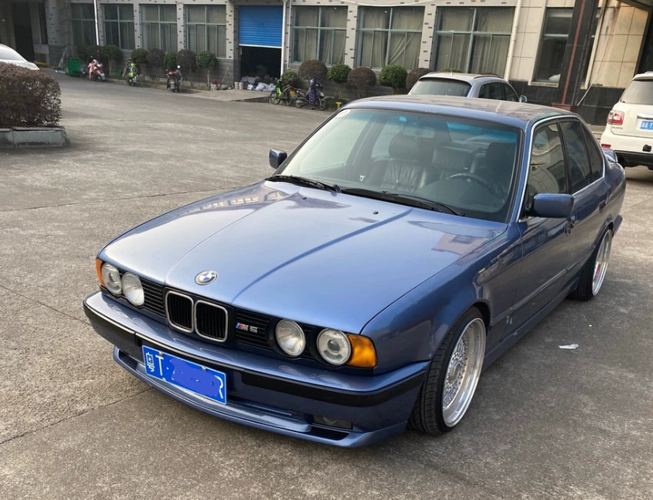小伙晒出父亲的1995款宝马m5,代号e34,宝马最低调的一