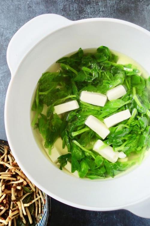豌豆尖豆腐汤,春天的健康绿色菜谱