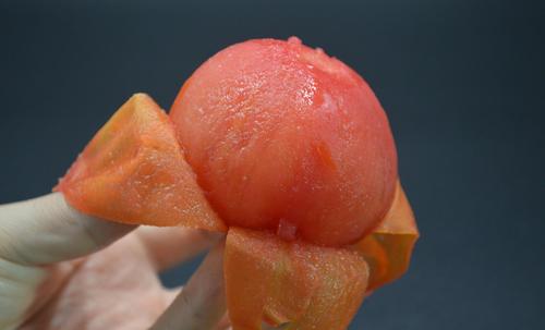 西红柿去皮不用开水烫,用它刮一刮,去皮又快又简单,早