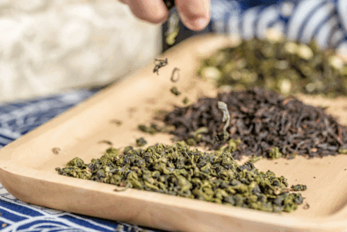 比如芒果加的是茉莉绿茶,草莓则更适合搭配甘醇的青乌龙, 不会盖住