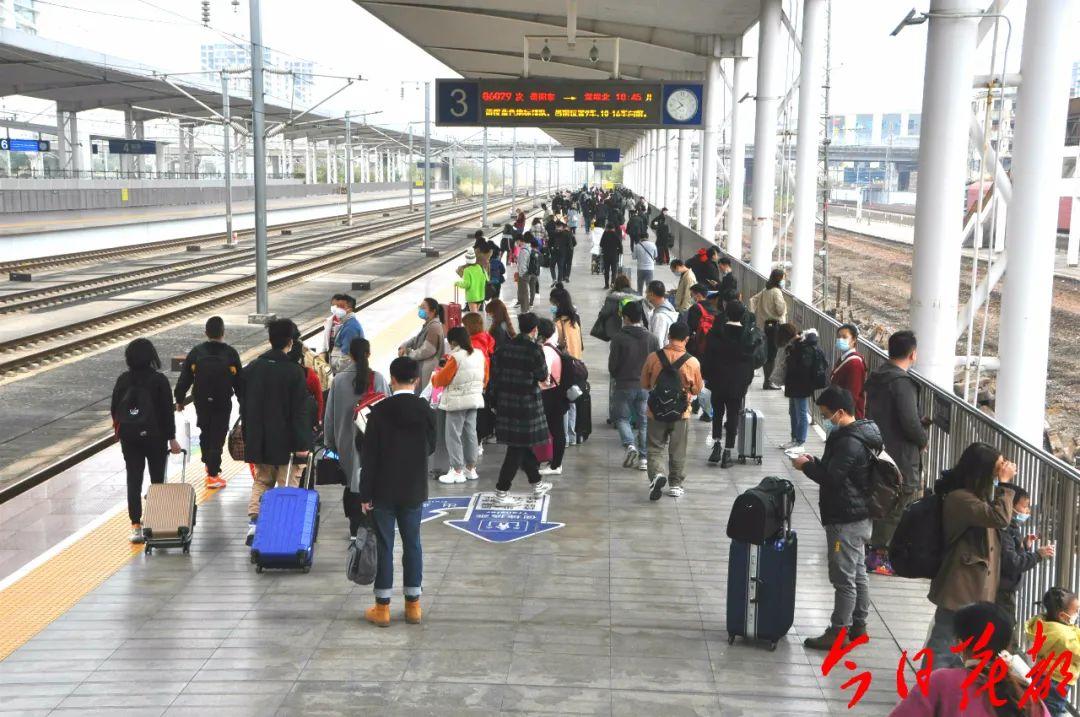 1月28日 2021年为期40天的春运开始 今天小编深入到 广州火车北站