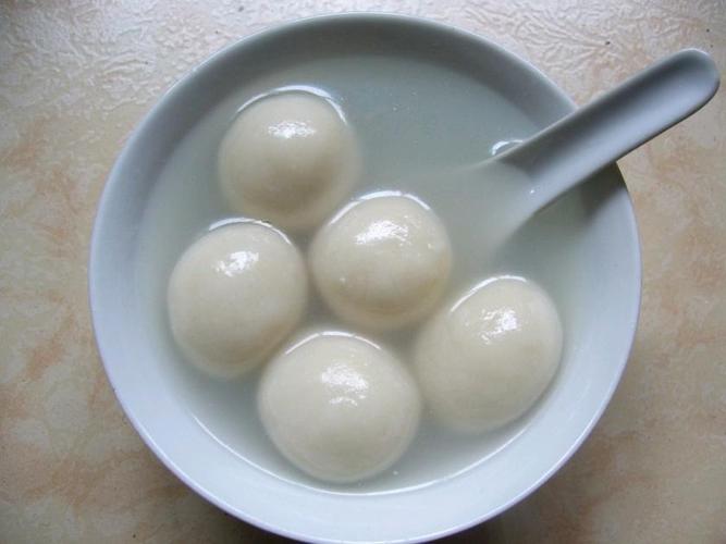 这样煮的汤圆汤清,汤圆表面不沾粘,这种煮汤圆的方法比只用热水煮出的