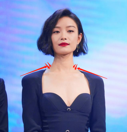 倪妮短发造型干练,宫廷风小礼服上演锁骨杀,不愧是"气质女神"