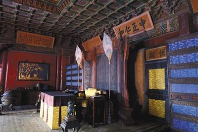 昨日,故宫博物院院长单霁翔与前院长郑欣淼登上养心殿屋顶,取出存放在