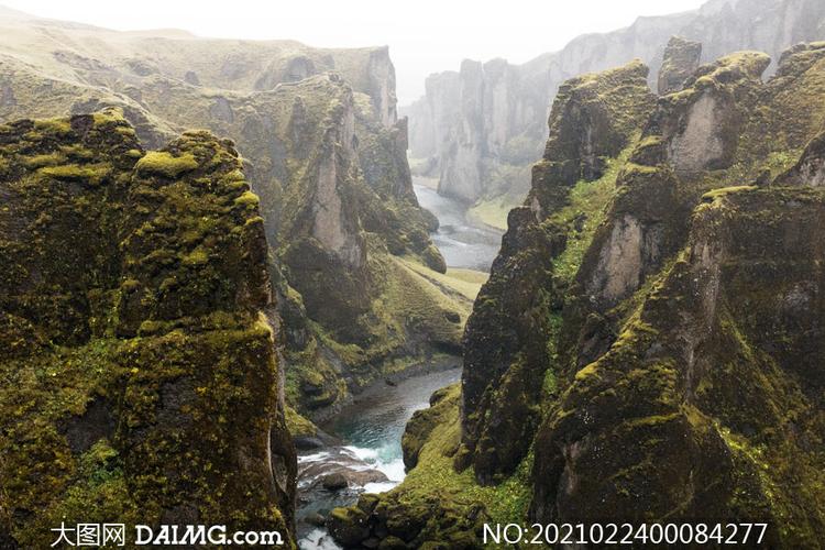 大山中的峡谷美景摄影图片