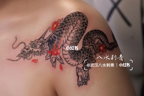 女生过肩龙纹身_纹身_武汉纹身_美妆_彩妆