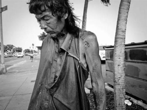 二十多年未见,父亲已经变成了这个样子:骨瘦如柴,衣衫褴褛