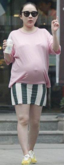 近日,记者拍到霍思燕与老公杜江逛街购物,挺着大肚子的她特别抢眼.