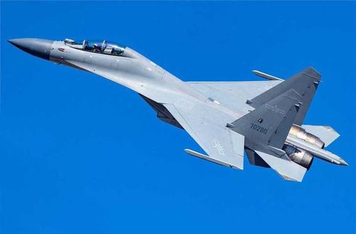 歼16战斗机的战斗能力可否与苏30战斗机一决高下,具体