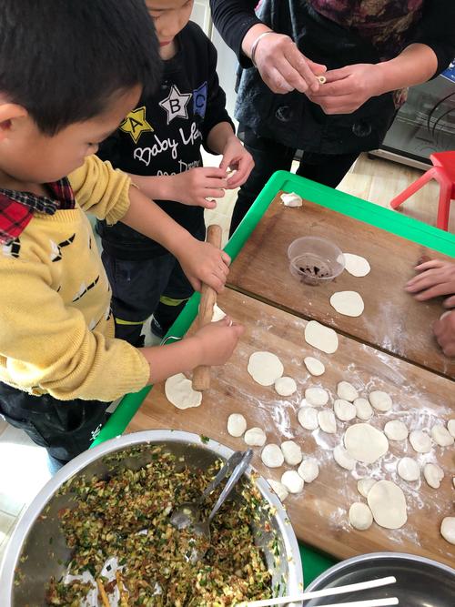 新起点幼儿园大二班冬至"包饺子"亲子活动!
