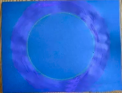 首先,在蓝色的卡纸上画出一轮圆月,四周用比卡纸深一点的水粉颜料画出