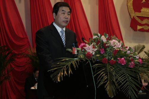 图为:市政府市长陈春明作政府工作报告
