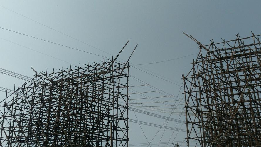 电力过线迪尼玛绳飞过跨越架 搭落在羊角杆上