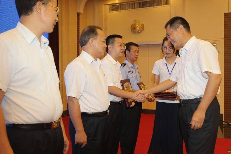 南方报业传媒集团党委书记,管委会主任刘红兵向入驻南方号的 "绿色