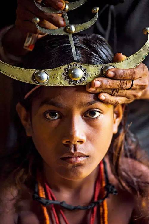 头戴传统头饰的东帝汶女孩.