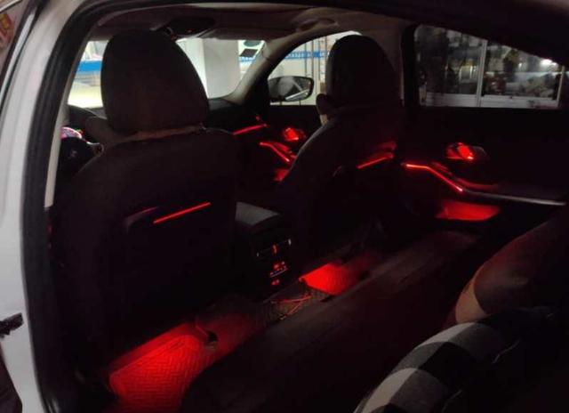 新买的宝马3系又花2千多加装氛围灯,看效果之后奔驰车主笑了!